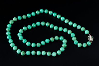 null Collier de soixante-sept perles rondes de jade vert, le fermoir en or gris 585...