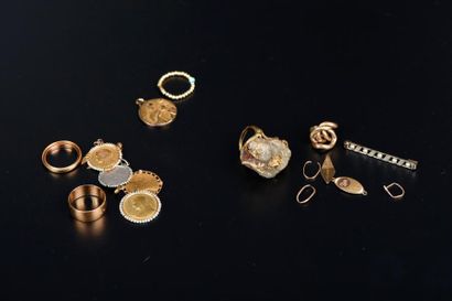 null Ensemble en or 750 millièmes: une bague griffée d'un quartz brut, trois anneaux,...