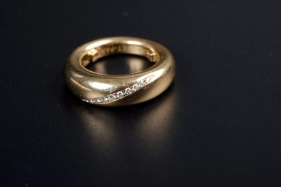 CHAUMET Bague anneau en or jaune 750 millièmes sertie d'une ligne de onze petits...