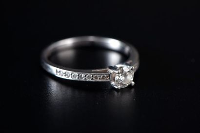null Bague en or gris 585 millièmes griffée d'un diamant de taille brillant d'environ...