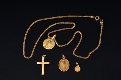 null Ensemble en or jaune 750 millièmes comprenant trois médailles, une croix pendentif...