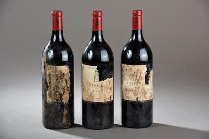 null 3 magnums CH. LATOUR, 1° cru Pauillac 1988 (eta, 1 en lambeaux, mais lisibles,...