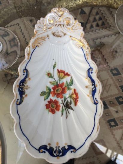 null Partie de service de table en porcelaine blanche à décor de fleurs peintes....