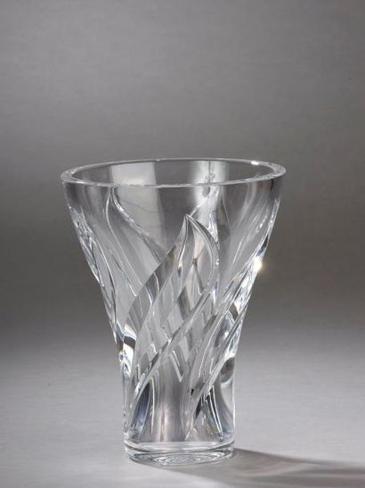 null SAINT-LOUIS. Vase tronconique en cristal moulé à décor de feuilles stylisées...