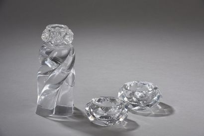 null BACCARAT. Ensemble comprenant : 

- Saleron en cristal moulé à facettes (quelques...