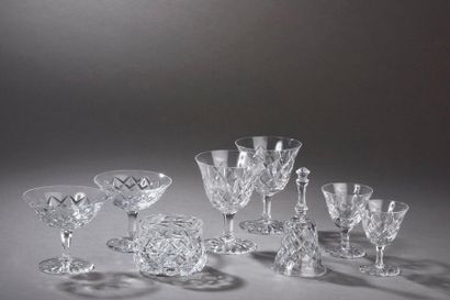 null SAINT-LOUIS. Service de verres en cristal taillé modèle Adour comprenant: sept...