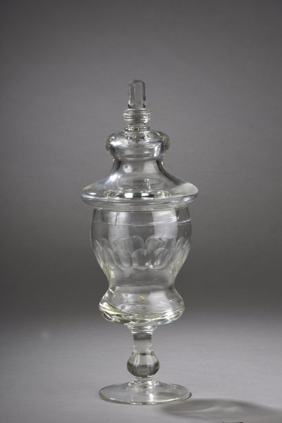 null Un pot couvert en verre à décor gravé de pastilles. XIXe siècle.