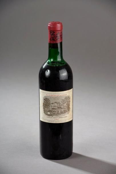 null 1 bouteille CH. LAFITE-ROTHSCHILD, 1° cru Pauillac 1967 (es, MB) 