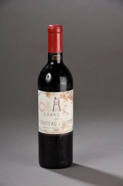 null 1 bouteille CH. LATOUR, 1° cru Pauillac 1967 (tachée, niveau dans le goulot)...