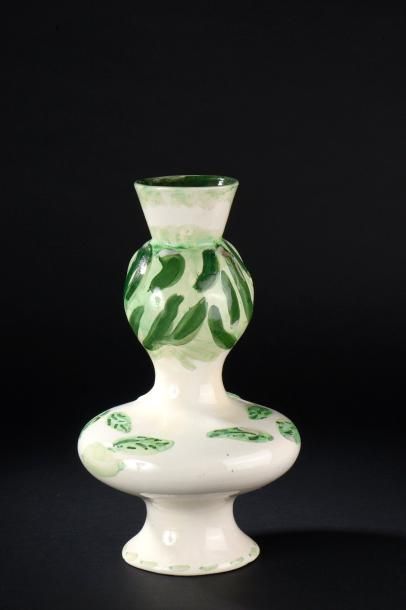 null Marcel VERTÈS (1895-1961).

Vase coloquinte "femme au fichu noué" en céramique...