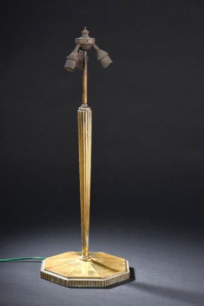 null Emile Jacques RUHLMANN (1879-1933). 

Pied de lampe en bronze anciennement argenté,...