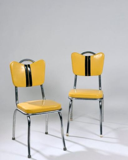 null Paire de chaises à structure en métal chromé (piqûres), les pieds terminés par...