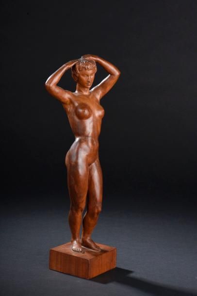 null E.COUILLAUD (XXe siècle). 

Femme nue, les bras relevés. 

Sculpture en bois...