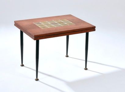 null Petite table bout de canapé, le plateau en bois exotique incrusté de motifs...