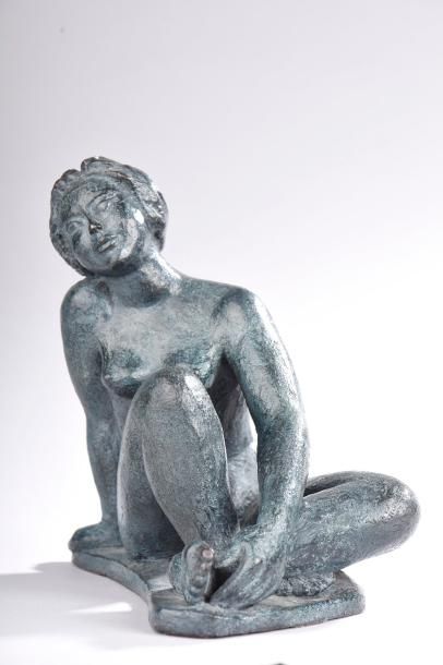 null Anne ANDRÉO-WOLF (née en 1950).

Jeune femme assise.

Bronze à patine gris-bleu...