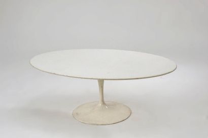 null Eero SAARINEN (1910-1961), édition Knoll. 

Table basse modèle Tulipe à plateau...