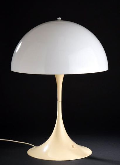 null Verner PANTON (1926-1998), édition Louis POULSEN. 

Lampe à poser modèle Panthella...
