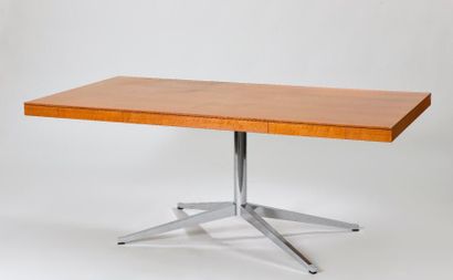 null Florence KNOLL (née en 1917).

Bureau modèle Partners en bois exotique blond...