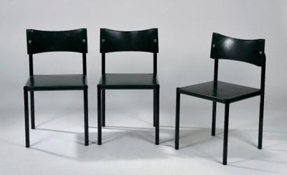null Suite de trois chaises à structure en métal tubulaire laqué vert anglais, le...