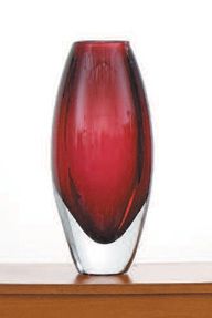 null Vase sommerso fuseau en verre grenat et clair. 

Murano, XXe siècle.

Haut....