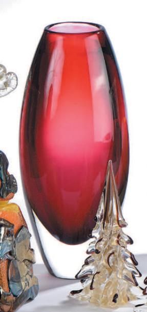 null Vase sommerso fuseau en verre grenat et clair. 

Murano, XXe siècle.

Haut....