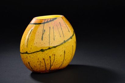 null Vase ovoïde à panse aplatie en verre multicouche à décor organique jaune et...