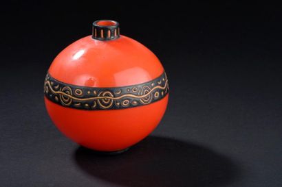 null ROBJ. 

Vase boule à col resserré en verre orange, à décor de deux frises émaillées...