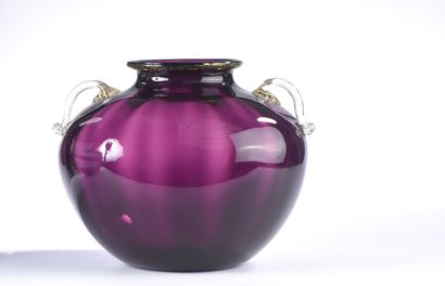 null Grand vase pansu en verre soufflé prune, le col étranglé accosté de deux anses...