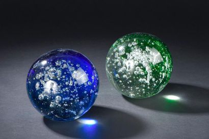 null Paire de sphères en verre bullé, l'une de couleur verte et l'autre bleue. 

XXe...