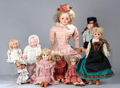 null A- Ensemble de neuf poupées à tête de porcelaine, allemandes ou françaises,...