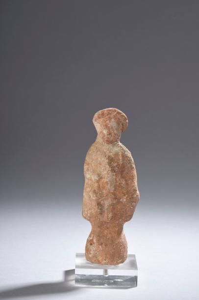 null Statuette représentant un jeune garçon vêtu d’un manteau. Terre cuite. Époque...