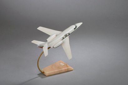 null DASSAULT AVIATION, Falcon 10 (1969) / Maquette au 1/50e, résine peinte, avec...