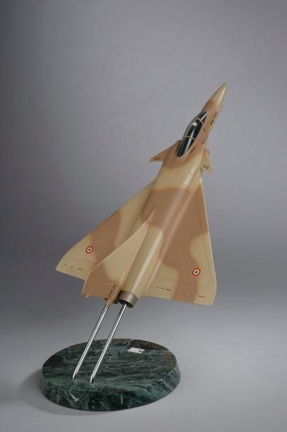 null DASSAULT AVIATION, Mirage 4000 (1979) / Maquette au 1/50e, résine peinte, avec...