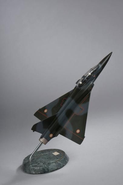 null DASSAULT AVIATION, Mirage 2000N (1986) / Maquette au 1/50e, résine peinte, avec...