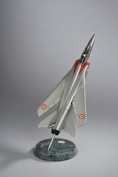 null DASSAULT AVIATION, Mirage G (1967) / Maquette au 1/50e, résine et bois peints,...