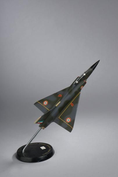 null DASSAULT AVIATION, Mirage IIIB (1959) / Maquette au 1/50e, résine peinte, avec...