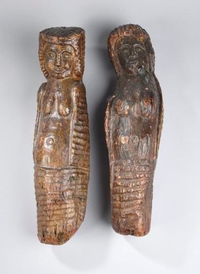 null Deux statuettes féminines en bois sculpté. 
