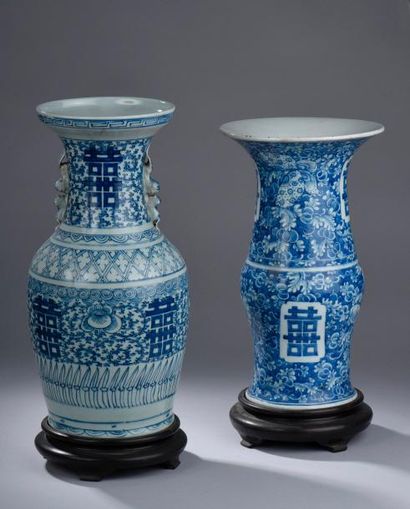 Deux vases chinois en porcelaine à décor...