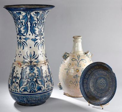 null Important vase à col élargi en terre cuite à décor floral bleu (sectionné)....