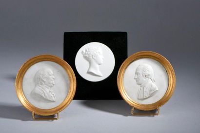 null Deux bas reliefs en biscuit circulaires représentant le profil de Benjamin Franklin...
