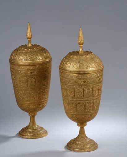 null Paire d'urnes funéraires en bronze ciselé et doré, à décor de divinités et d'animaux...
