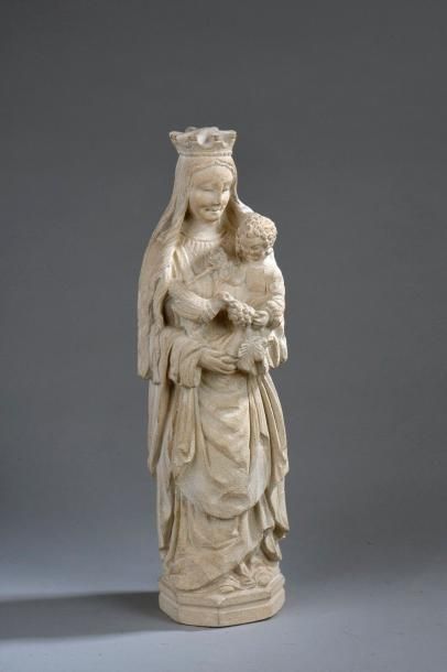 Vierge à l'enfant en pierre blanche sculptée...