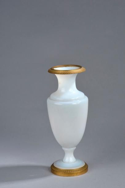 Vase balustre à col resseré en verre opalescent....