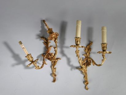 null Paire d'appliques en bronze ciselé doré à deux bras de lumière feuillagés (chocs)....