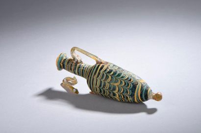 null Amphorisque à décor de motifs plumés. Pâte de verre sur noyau d’argile. Cassures....