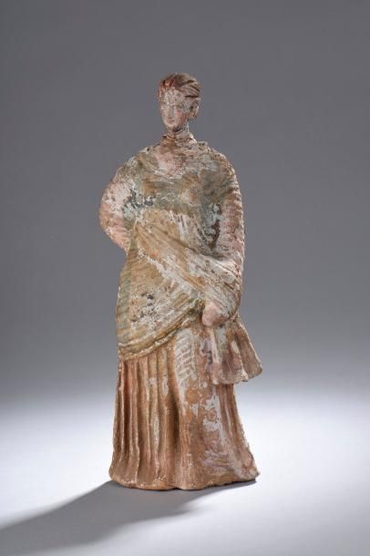 null Grande statuette représentant une femme de type tanagréen, vêtue du chiton et...