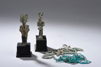null Lot composé de deux statuettes votives représentant Isis lactans et Osiris....