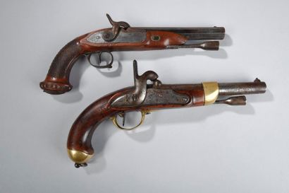 null Deux pistolets anciens (à percussion), dont un de la Manufacture du roi à Maubeuge....