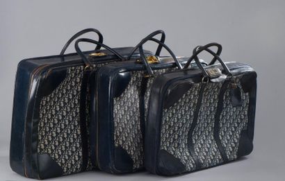 null Ensemble de trois valises en toile monogrammée et cuir marine. Le fermoir aux...