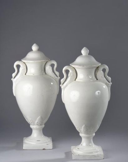 Paire de vases couverts en faïence blanche...